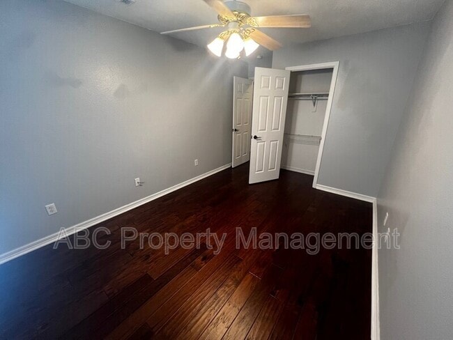 Building Photo - 1001 S Eastview Dr