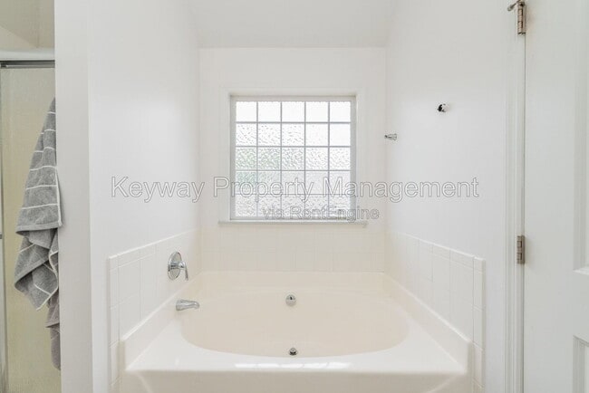 Building Photo - 3128 Alexandria Dr