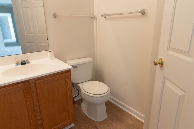 Building Photo - Bright & Updated 2 BD 2 BA Condo Conveniently located in Alexandria, VA
