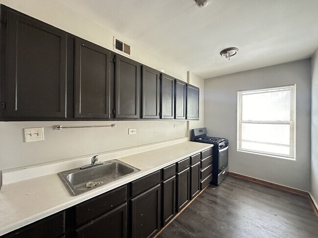 Building Photo - 6710 S Claremont Ave