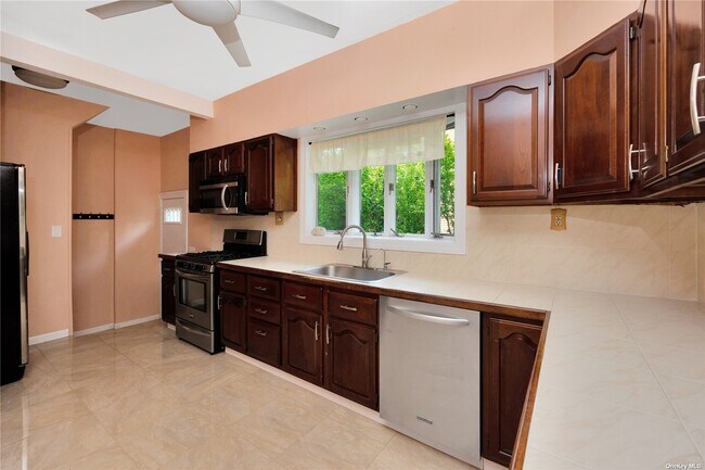 Building Photo - 20 Point Crescent