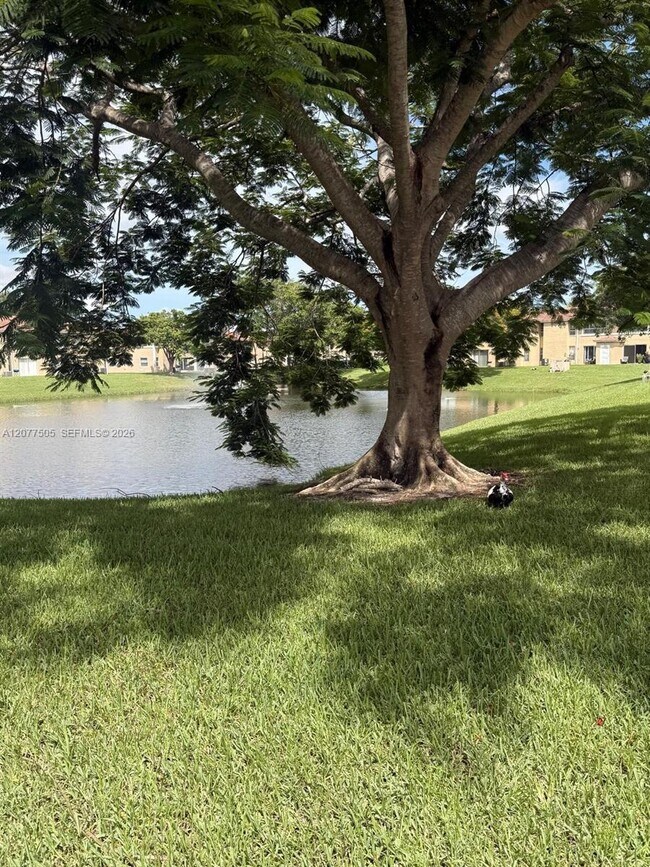 Building Photo - 10230 Twin Lakes Dr