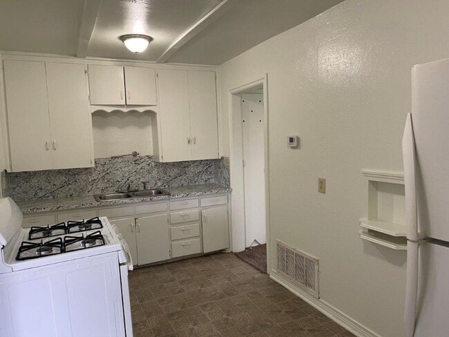 Building Photo - Cute 1 bed , 1 bath with washer dryer hook...