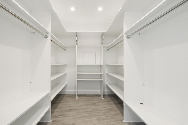 Building Photo - 4267 Marina City Dr