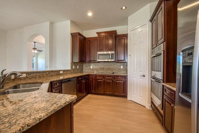 Building Photo - 172 Manor Cir