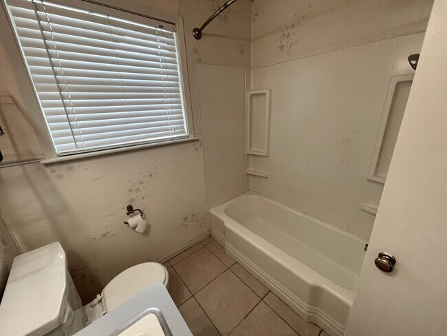 Building Photo - 660 Enfield Ln, Beaumont, TX 77706