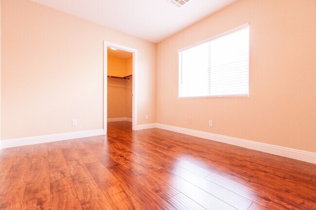 Building Photo - Beautiful 2 Story 4 Bedroom home
