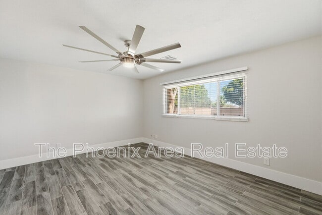 Building Photo - 447 E Carson Dr
