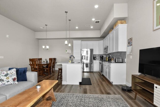 Building Photo - 6826 School House Dr