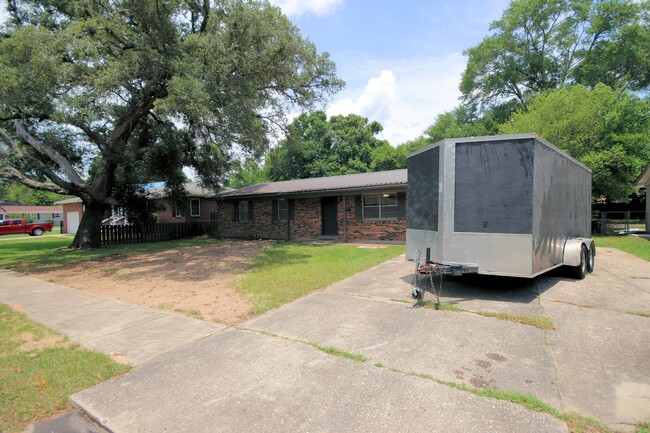 Building Photo - Valparaiso Ranch Home!