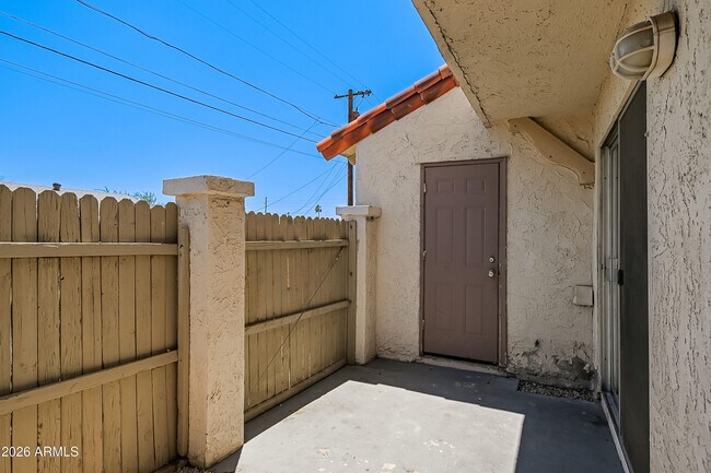Building Photo - 1237 E Lawrence Ln