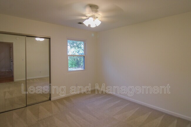 Building Photo - 1240 Llewellyn Rd