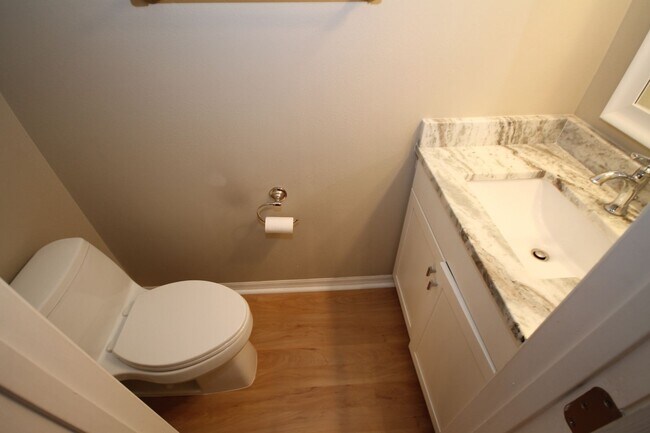 Building Photo - Lovely 2 Bd/2Ba Condo!