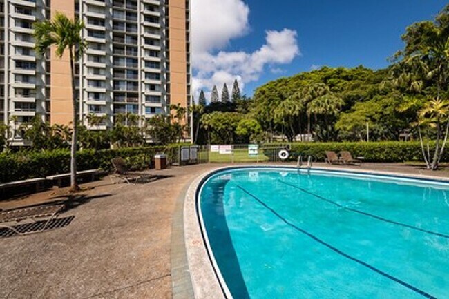 Building Photo - Centrally Located Queen Emma Gardens,