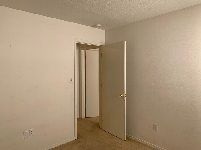 Building Photo - 915 Blackbird Dr SW