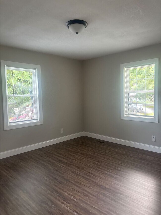 Building Photo - Cute, cottage in a prime location off of Oakland Ave, near Downtown and ETSU, 2 bed/1 bath for $1...