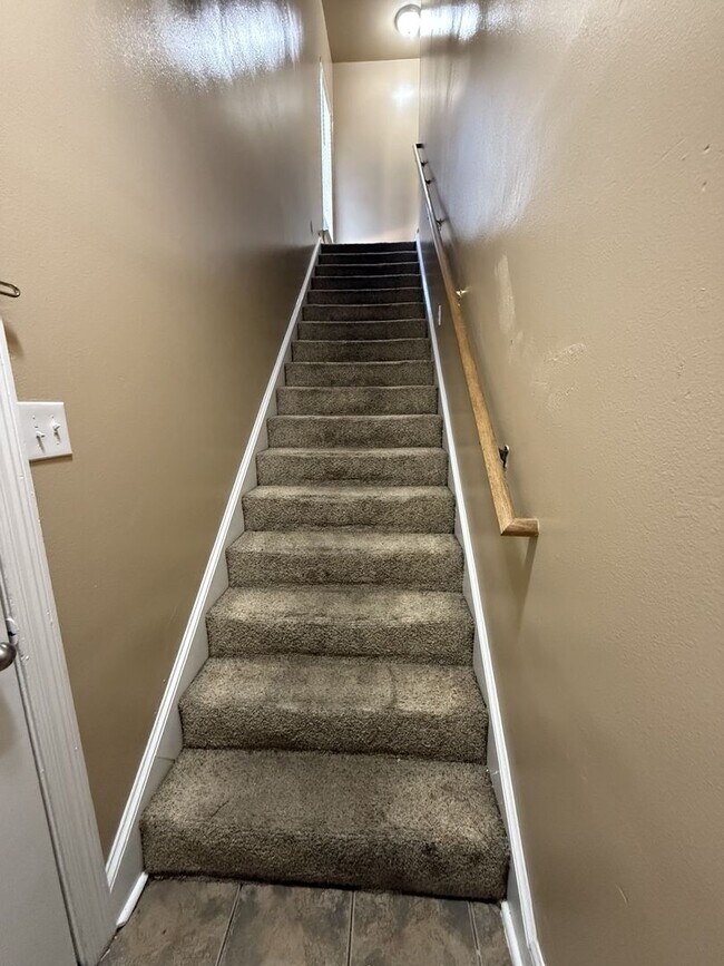 Building Photo - 3 br 2 bath across from the TAC