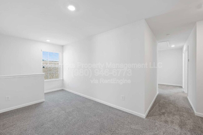 Building Photo - 1837 Vanderlyn St