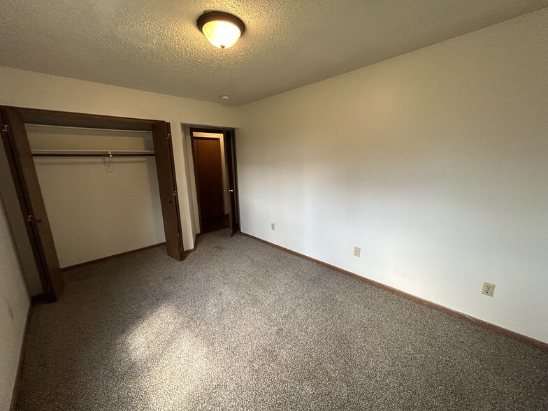 Building Photo - 418 S Van Buren St