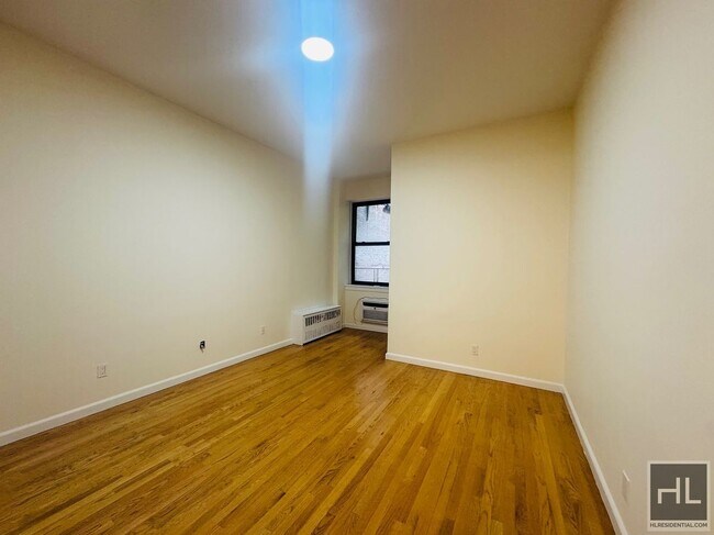 Building Photo - 306 E 91st St