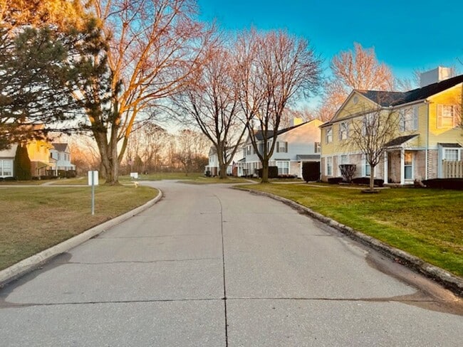 Building Photo - Beautiful 2 bedroom upper condo with 1 car garage, Harrison Township