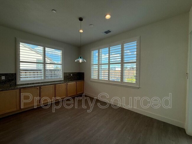 Building Photo - 1136 Crescent Ave