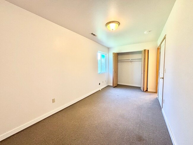 Building Photo - 4 Bedroom Townhome in Hawks Ridge