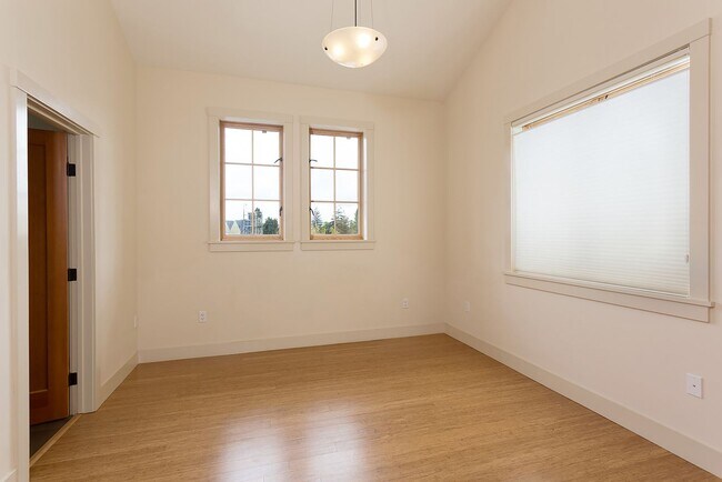 Building Photo - Available Unit In The Heart Of Elmwood!
