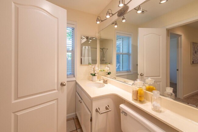 Building Photo - Newer 2 story townhome in desirable South San Jose Neighborhood