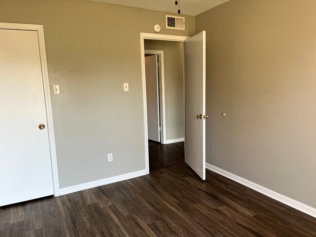 Building Photo - 6959 Tulip Trail Dr
