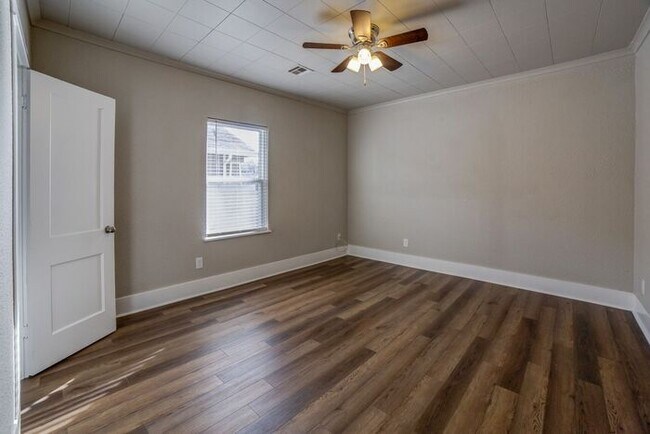 Building Photo - Dreamy Craftsman 3/2 Expertly Remolded