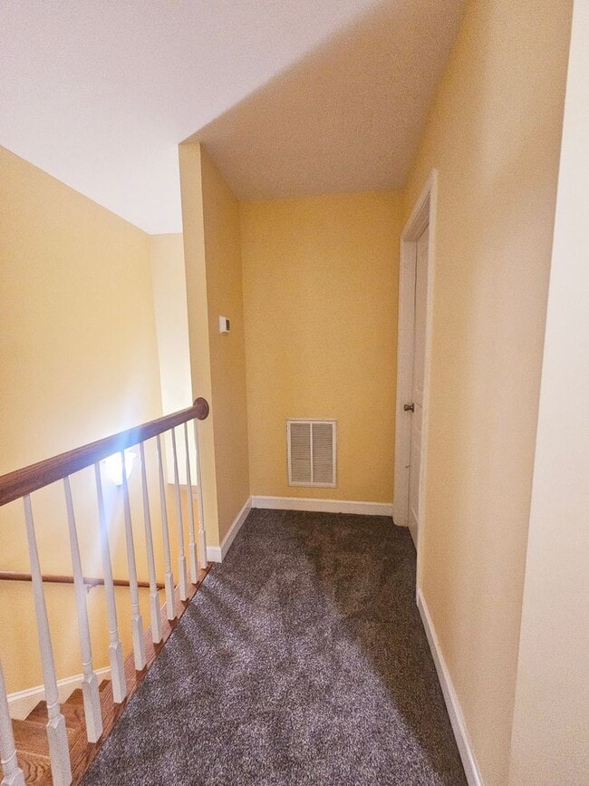 Building Photo - Townhouse  At West Park Place