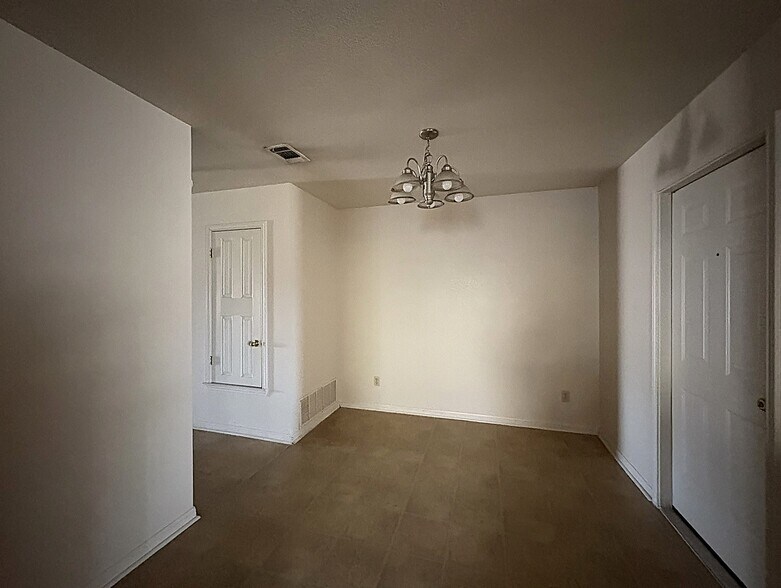 Building Photo - 2703 Vernice Loop