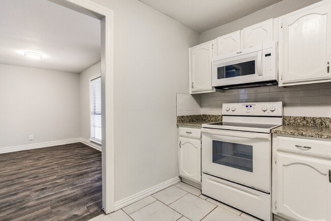 Building Photo - Beautiful 3-Bedroom Home Near Dining and Shopping with Spacious Backyard