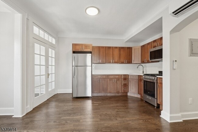 Building Photo - 166 Maplewood Ave