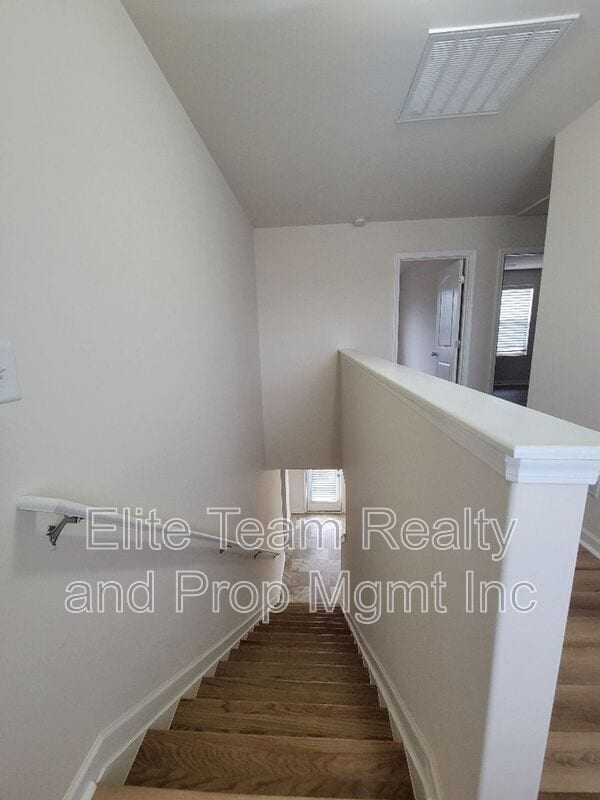 Building Photo - 5823 Hewitt Dr