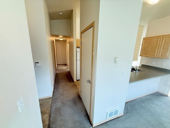 Building Photo - Updated 3 bedroom 2 bath house in Eugene!