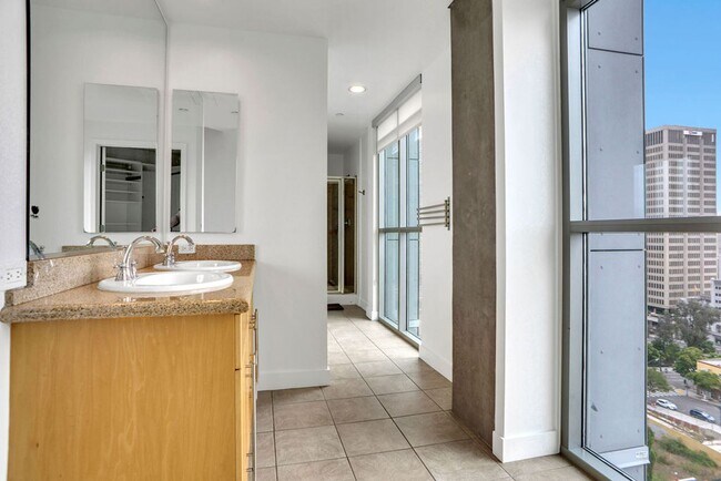 Building Photo - Gorgeous downtown unit! Views from every room!