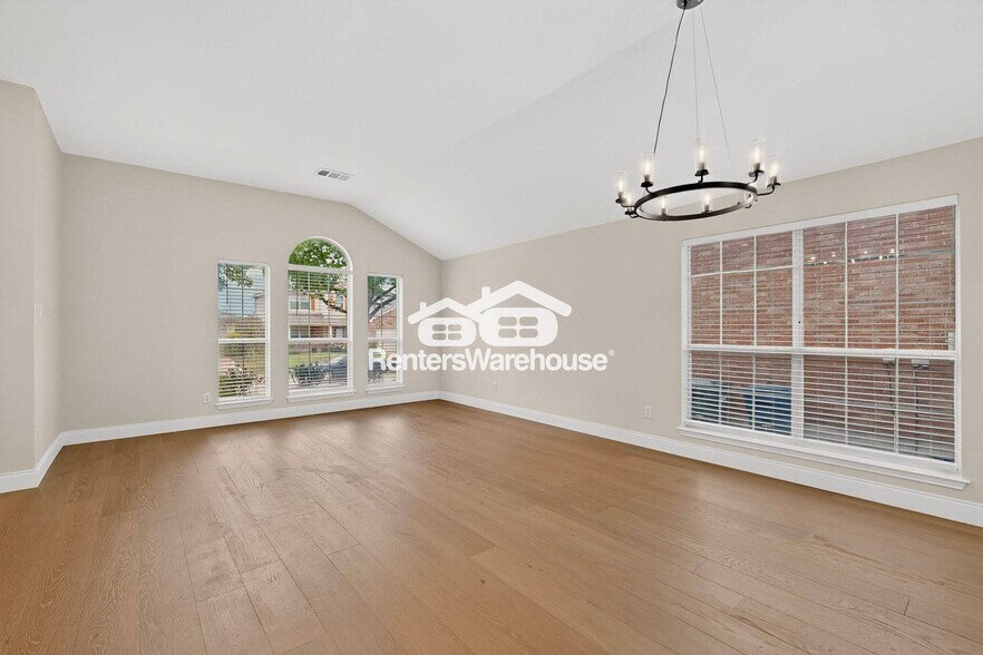 Building Photo - 9113 Warren Dr