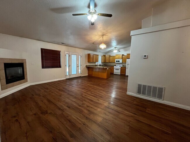 Building Photo - Cozy Private Pet Friendly Home!!