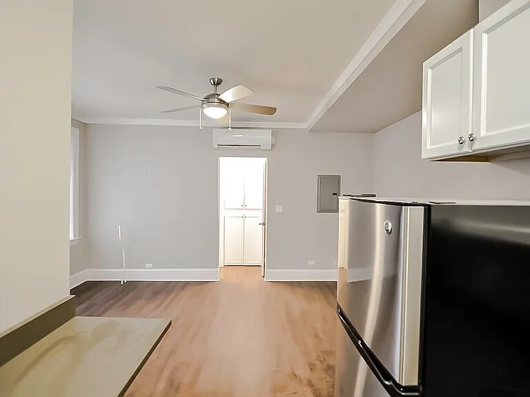 Building Photo - 827 W Lakeside Pl