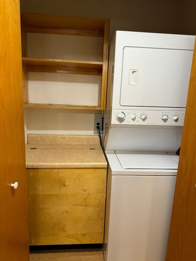 Building Photo - Spacious 3-Bedroom Home with Bonus Rooms i...