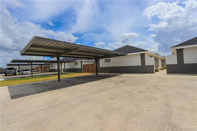 Building Photo - 10 Clarence Dr