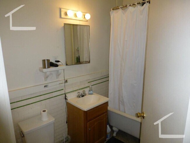 Building Photo - No Brokers Fee, No Security Deposit, heat,...