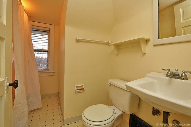 Building Photo - Three Story House Close to SEMO - June 2026- May 2027 Lease