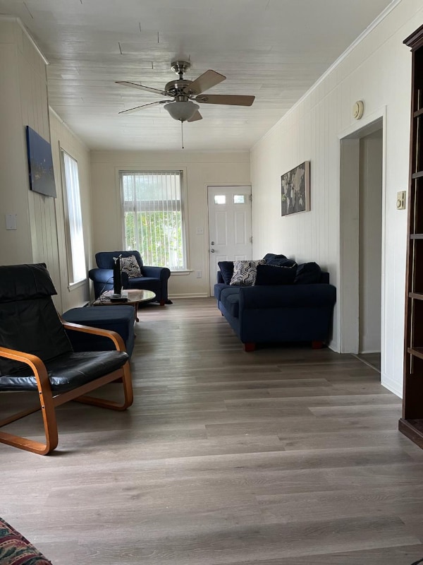 Building Photo - 401 Main St