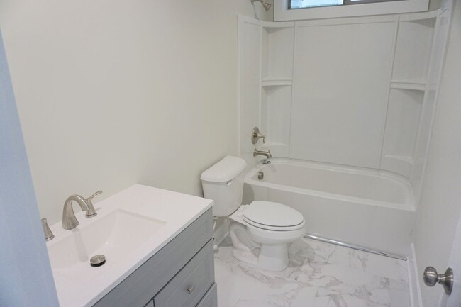 Building Photo - 2 BED | 2 BATH | GATED BACKYARD | MIDTOWN