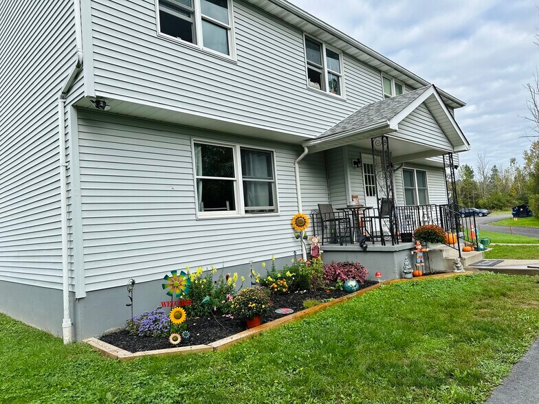 Apartment building - 7041 Clinton St