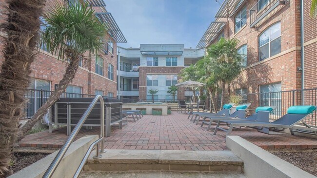 Building Photo - 1001 Ross Ave