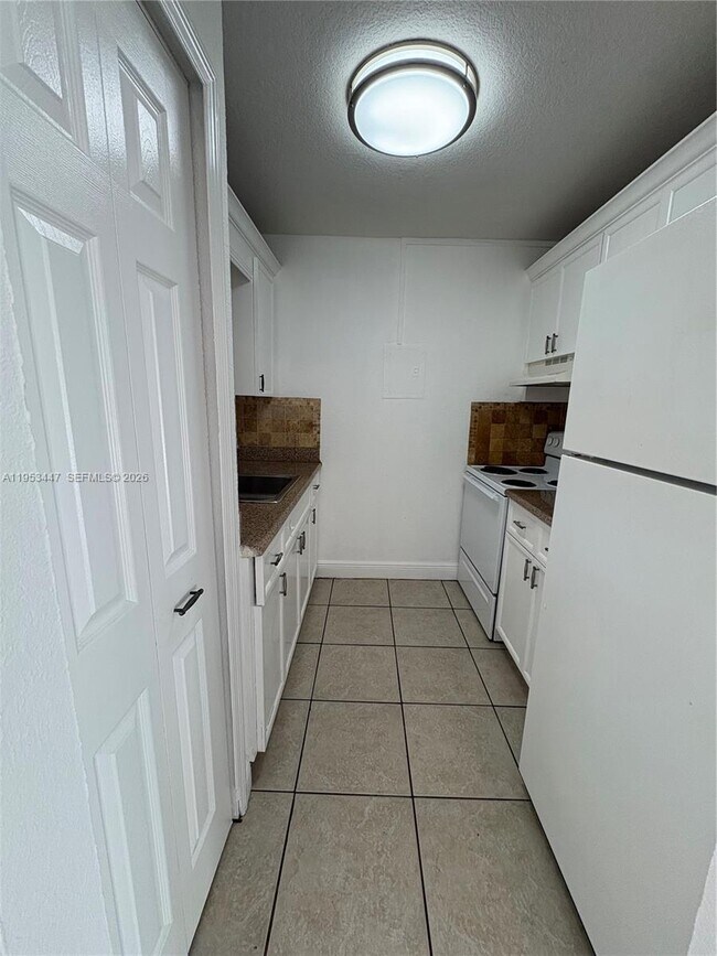 Building Photo - 633 S Royal Poinciana Blvd